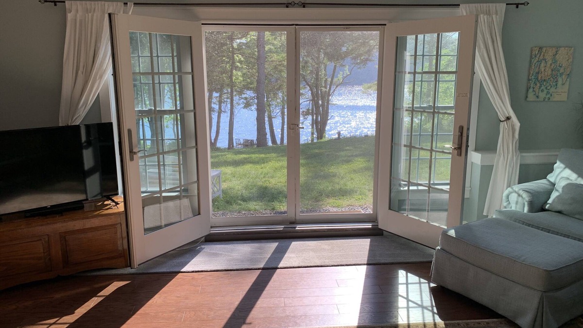 West Boothbay Harbor House | Peaceful Lake Waterfront! Automatic backup Generator! Full Kitchen! Heat & A/C