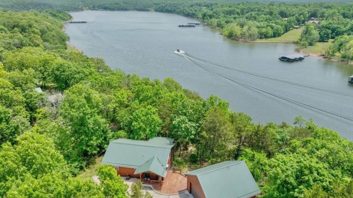 Arrow Point Cabin | Peaceful Lakefront 2 Bedroom Cabin Overlooking Table Lake