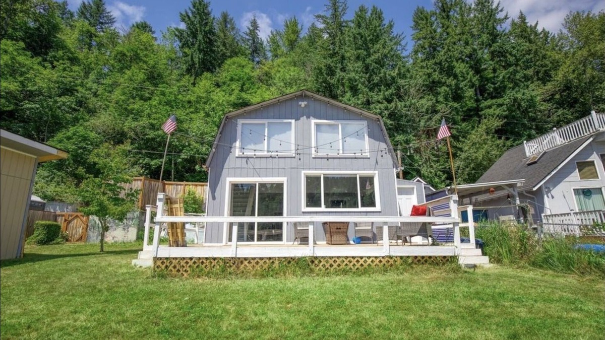 Eatonville House | Peaceful Lakehouse on Ohop