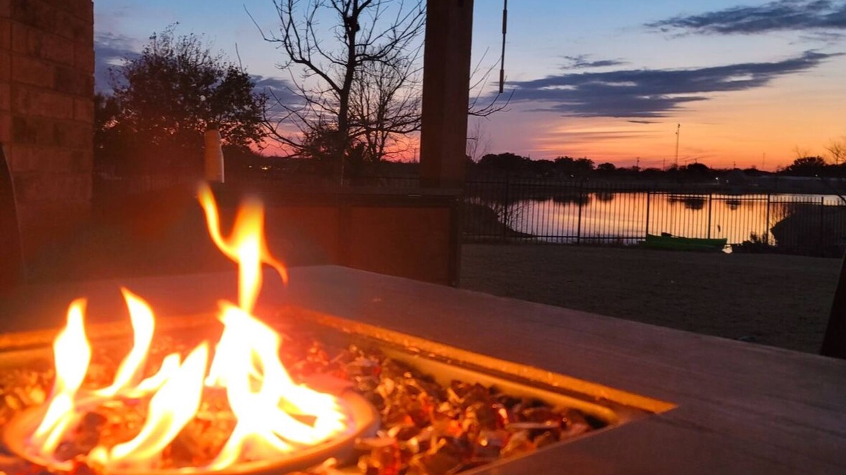 Lytle House | Peaceful Lakeside Gem near San Antonio