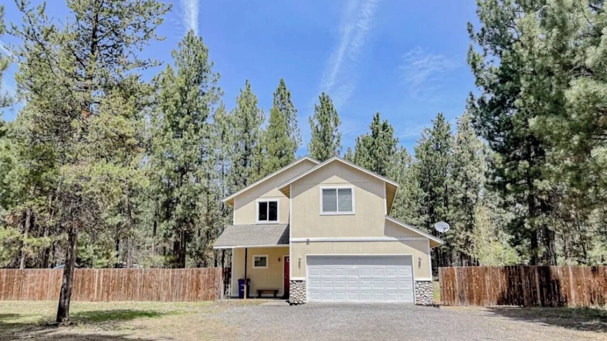 La Pine House | Peaceful Lapine 3 BR Getaway, sleeps up to 8