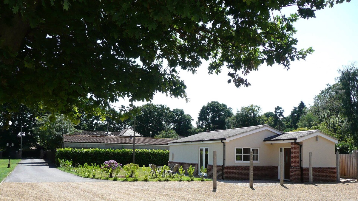 Foxhall House | Peaceful location. Private parking. Central to Ipswich, Woodbridge & Felixstowe