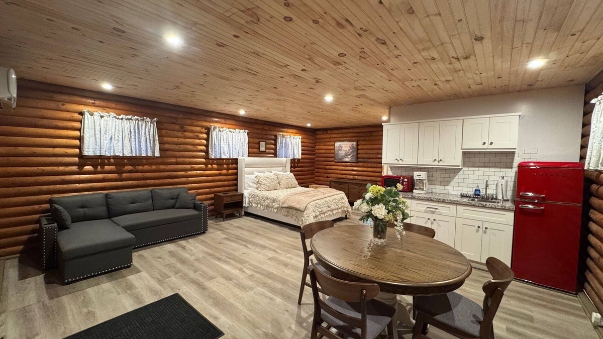 Cambridge Cabin | Peaceful log cabin on a back gravel road with private deck and amenities of home