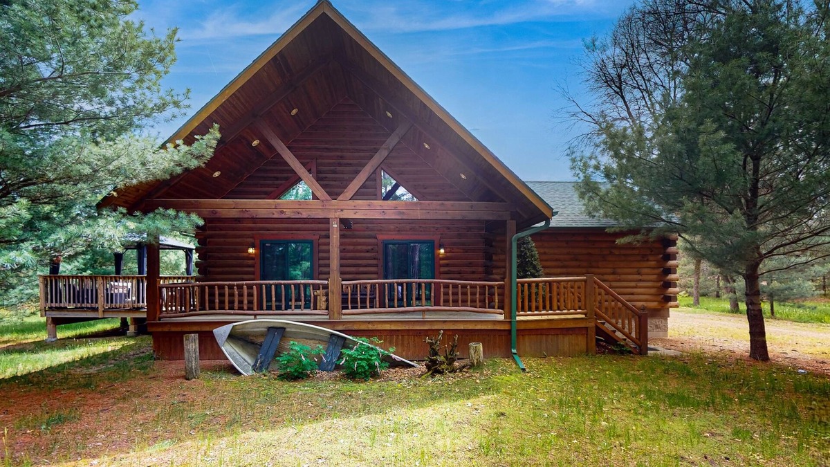 New Lisbon Cabin | Peaceful log cabin with patio, gas grill, fire pit & WIFI