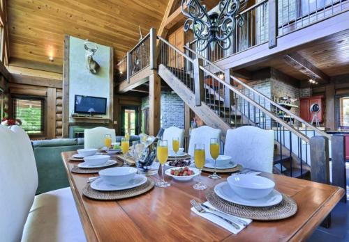 Lac-Superieur Ski Chalet | Peaceful Log-Style Chalet with hot tub