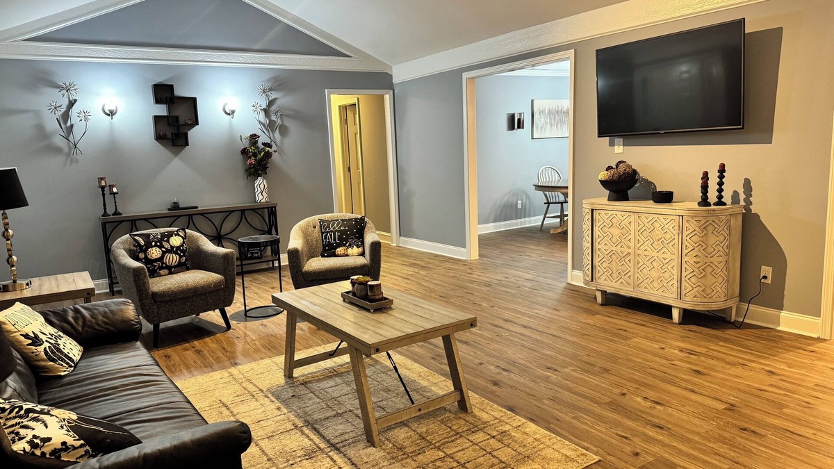 Monroe House | Peaceful Modern Country Home with all amenities