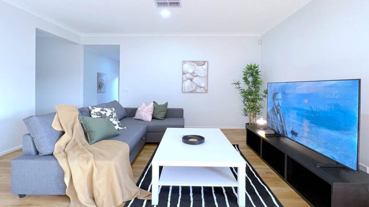 Pakenham House | Peaceful Modern Parkfront Retreat in Pakenham