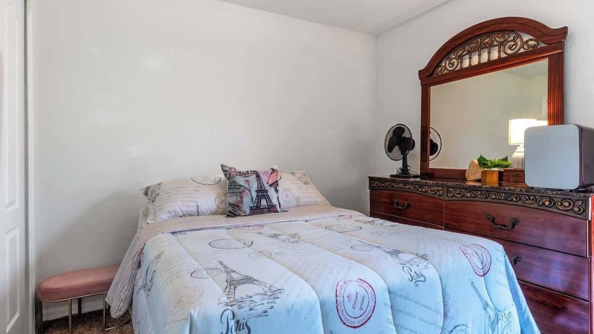 Lakeland House | Peaceful Modern Room Near I4