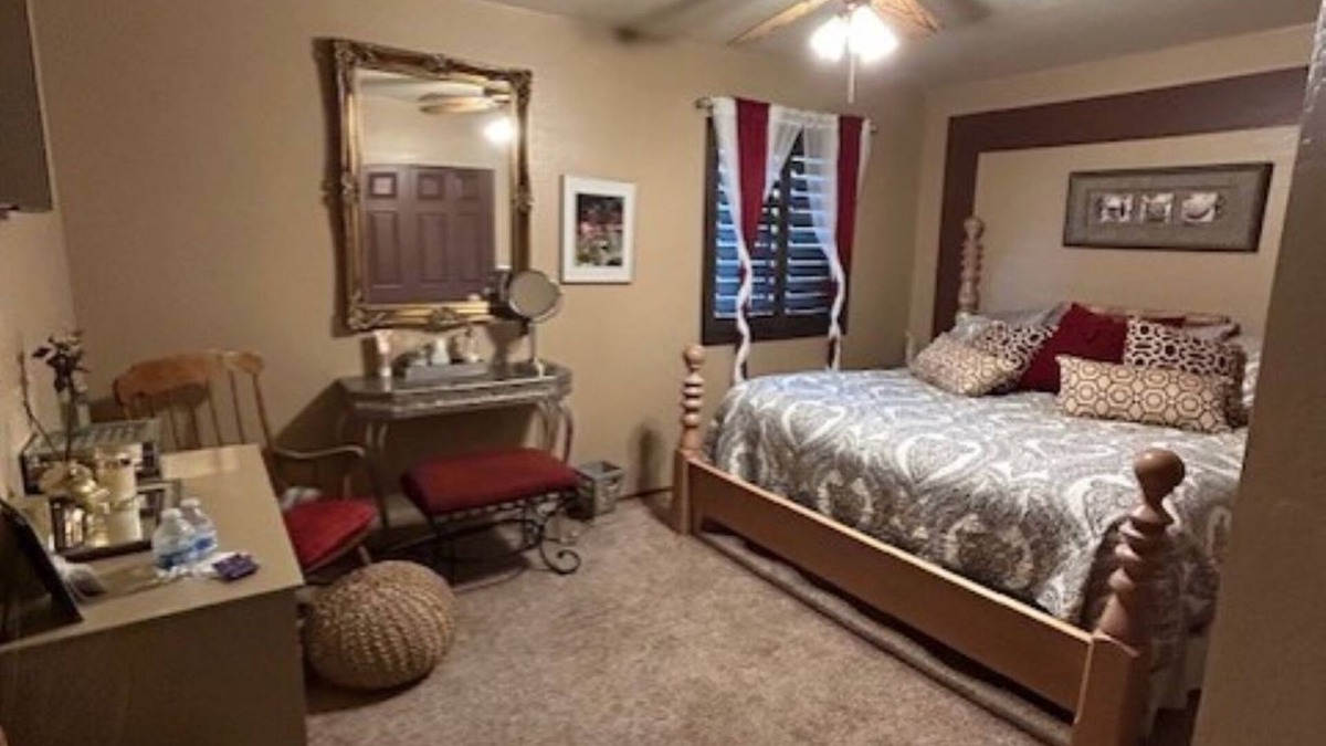 Dewey-Humboldt House | Peaceful mountain retreat-Private room King bed & bath in hallway in my home