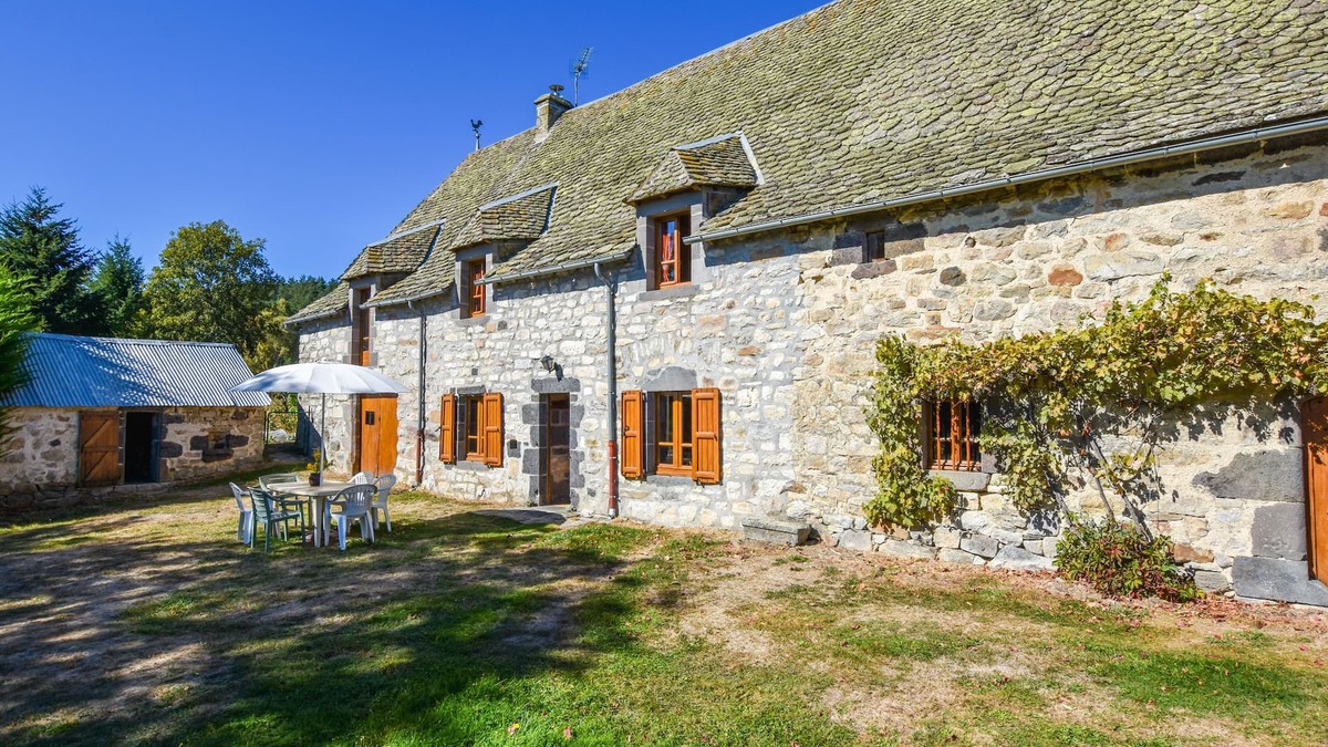 Oradour House | Peaceful Mountain Retreat