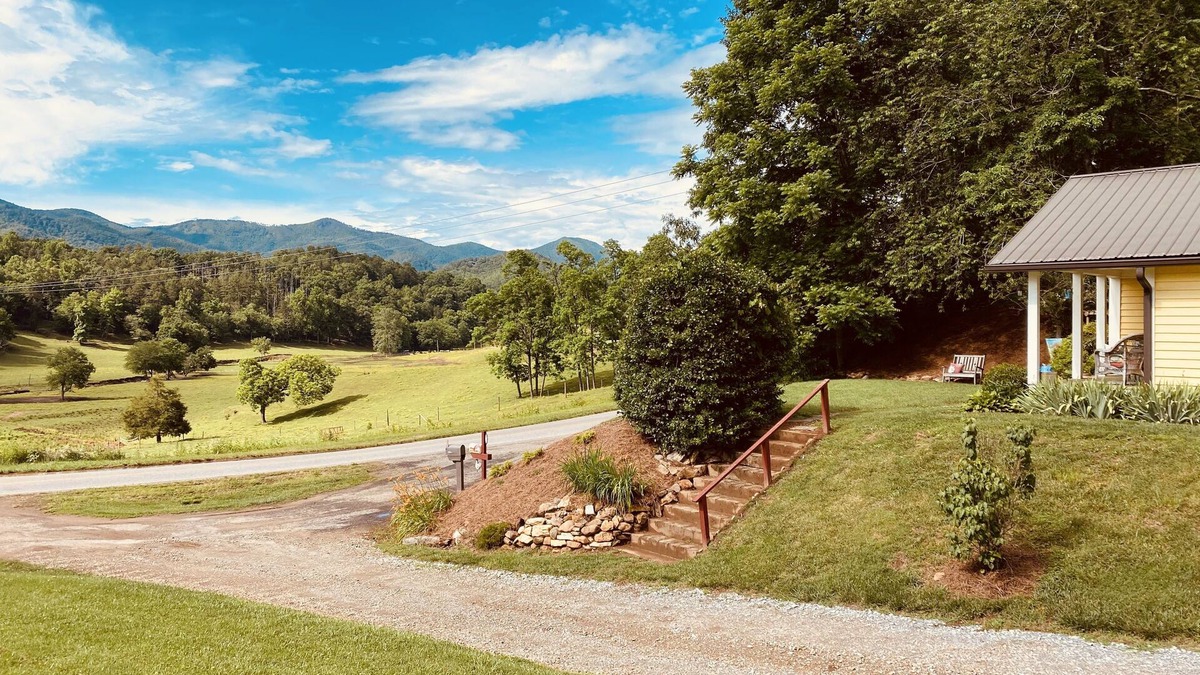 Franklin House | Peaceful mountain views, just a short distance to major WNC attractions.