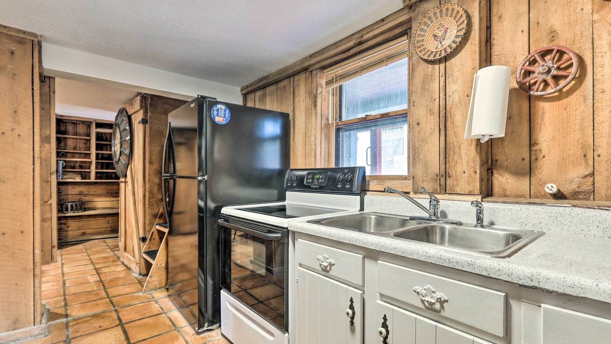 Mount Sterling Cottage | Peaceful Mt Sterling Cabin: Deck & Fire Pit!