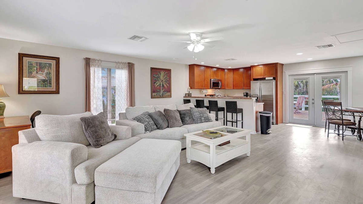 Truckland House | Peaceful Old Charm Oasis Near The Beach in Fort Myers. With Huge Yard, WiFi, AC