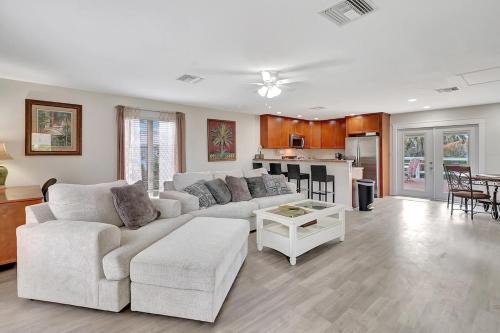 Truckland House | Peaceful Old Charm Oasis Near The Beach -Huge Yard