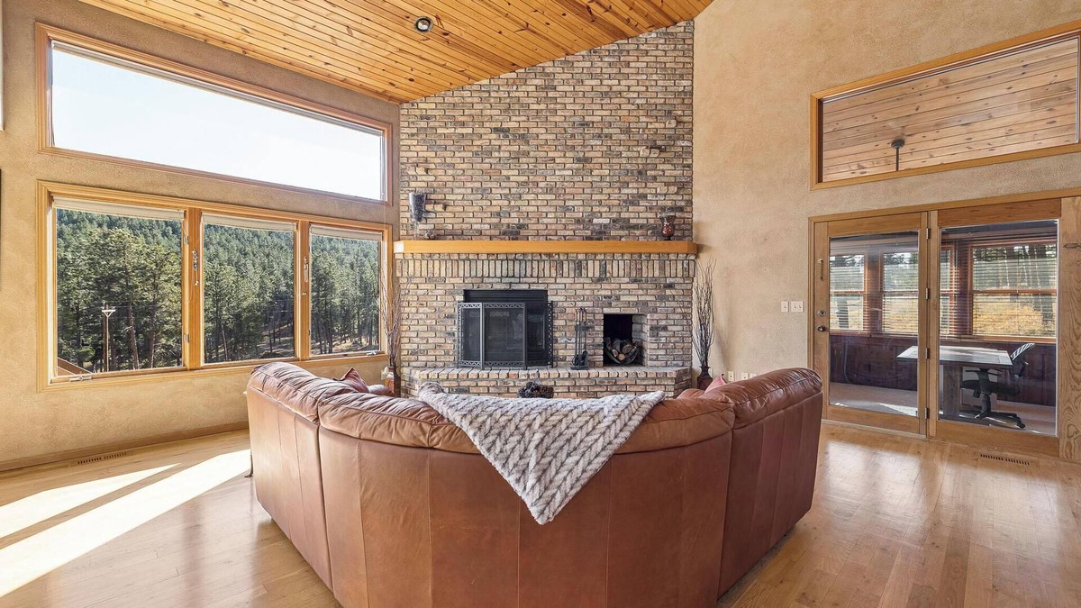 Rapid City House | Peaceful Pines 5 BR Home with Jacuzzi - Sleeps 9