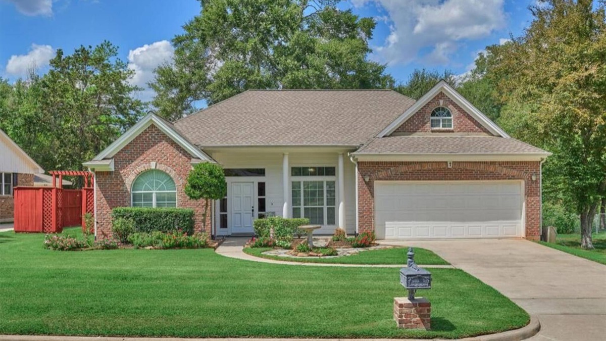 Conroe House | Peaceful, quiet, friendly, seconds from dining, shopping, schools, and commute.
