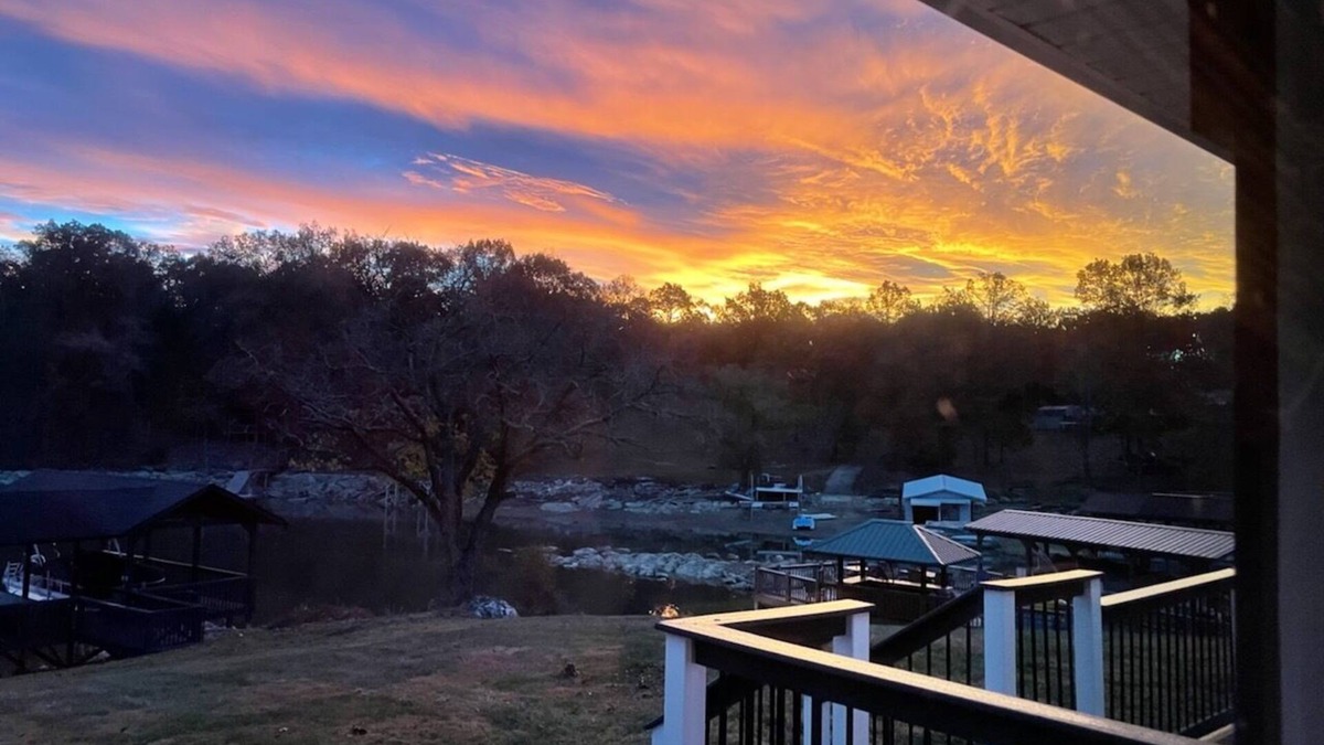 Oak Grove House | Peaceful Ranch Lake House