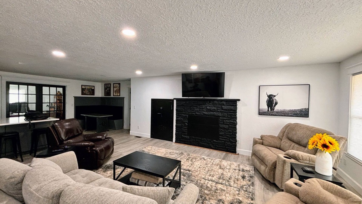 Terrebonne House | Peaceful Ranch Stay – Horse Stalls, Sunset Views & Country Comfort