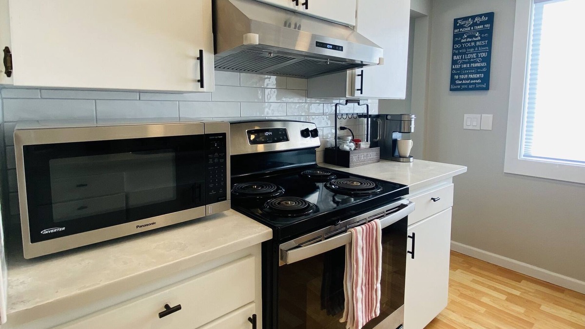 Garden Home-Whitford House | Peaceful Remodeled 3BRw/King bed+BBQ/Spacious Deck