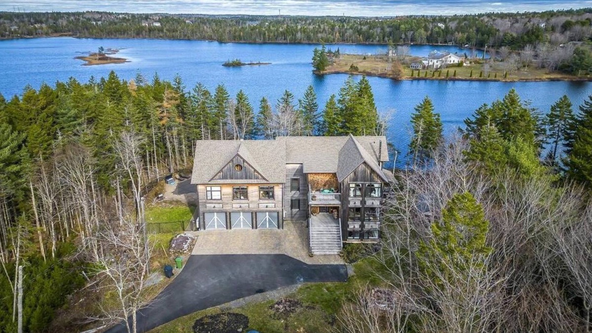 Hammonds Plains House | Peaceful Retreat on Schmidt Lake