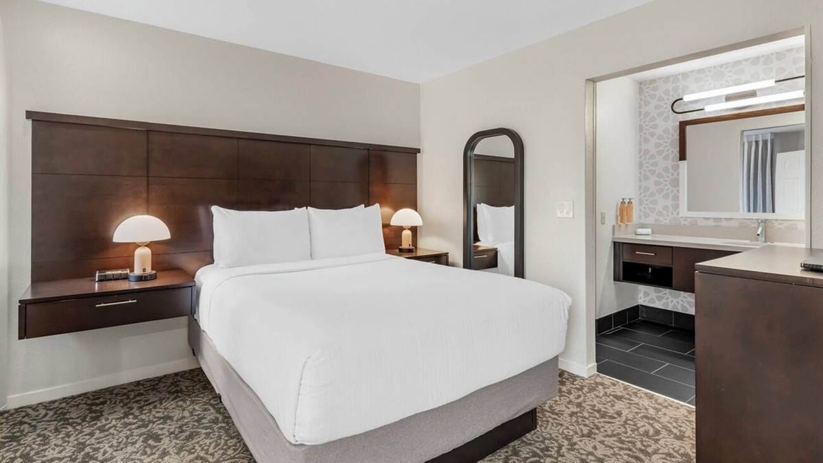Chatsworth Hotel | Peaceful Retreat Near Van Nuys Golf Course w/Poolside Views - 4 Units