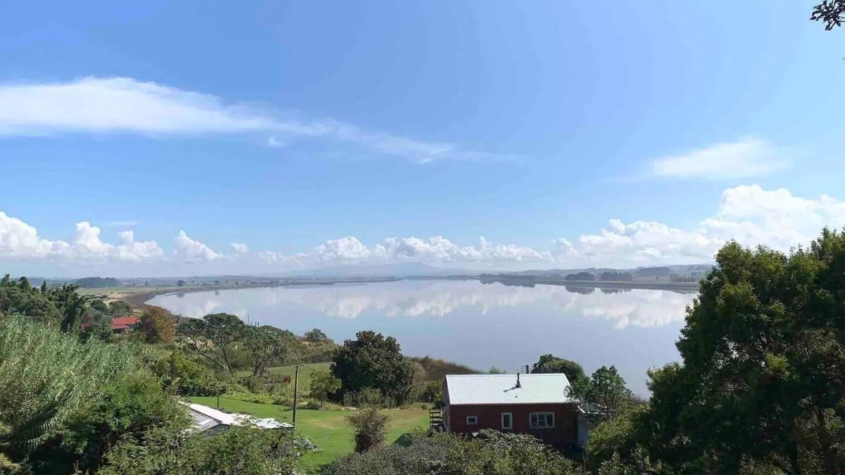 Te Kopuru House | Peaceful riverfront cottage in tiny northland town