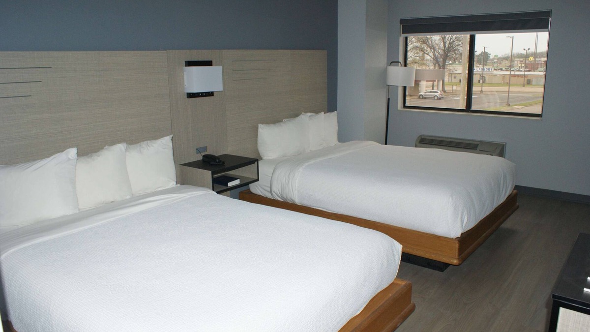 Van Buren Hotel | Peaceful Room Perfect for Relaxing Getaway | Non Smoking | Pool Access