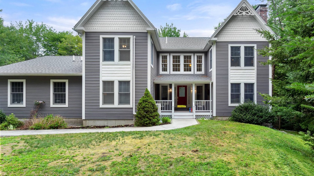 Mount Desert House | Peaceful spacious wooded retreat 10 minutes from Acadia's Main Entrance