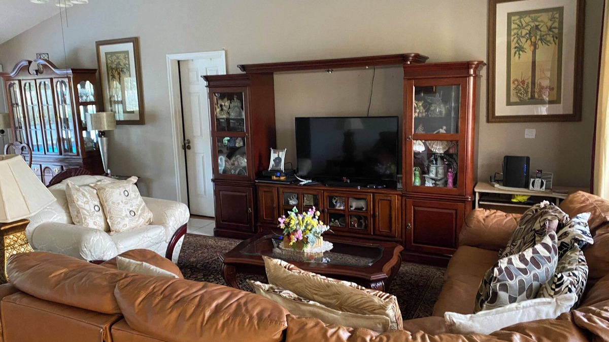 Poinciana House | Peaceful Stay at Grandma’s Home