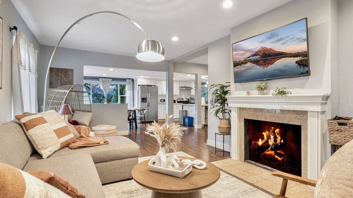 Esperance House | Peaceful Upper Unit in Edmonds | Mins to Ferry