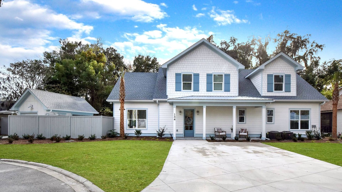 Demere Park House | Peaceful vacation retreat on SSI within walking distance of beach & Pier Village