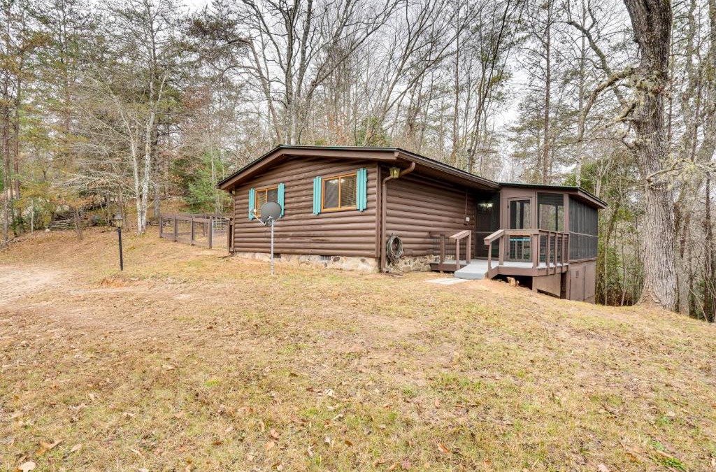Warne House | Peaceful Warne Cabin Fenced Yard and Screened Porch