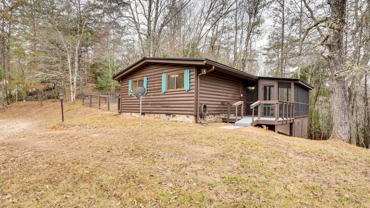 Warne Cabin | Peaceful Warne Cabin: Fenced Yard & Screened Porch