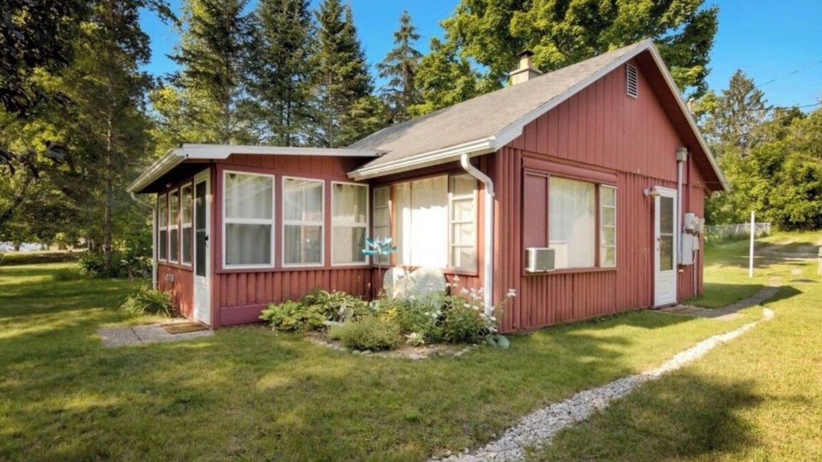 Central Lake Cabin | Peaceful Waterfront Cabin