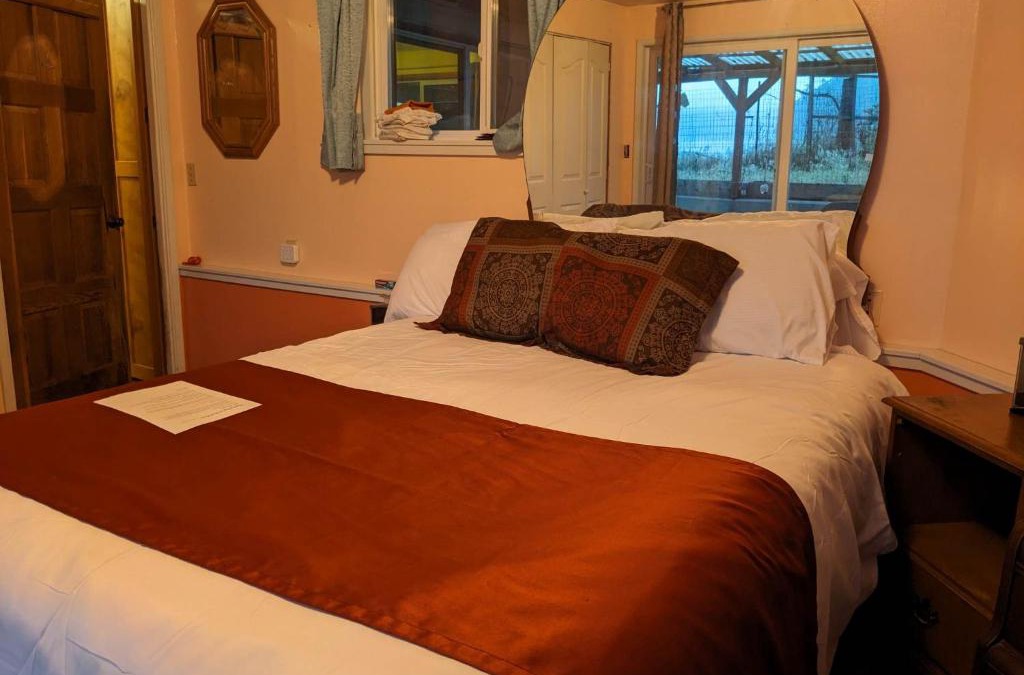 Marrowstone House | Peach Room Bed Queen