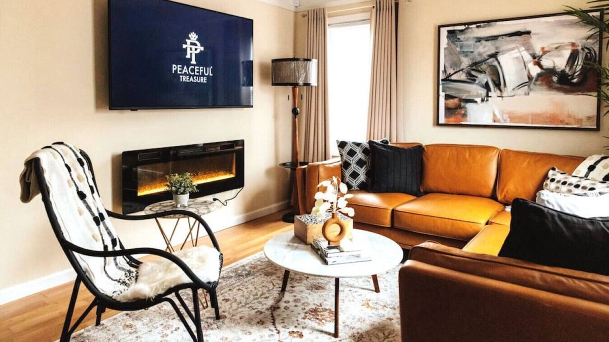 Clawson House | Peachtree/Royal Oak's Sweet Spot/King Bed