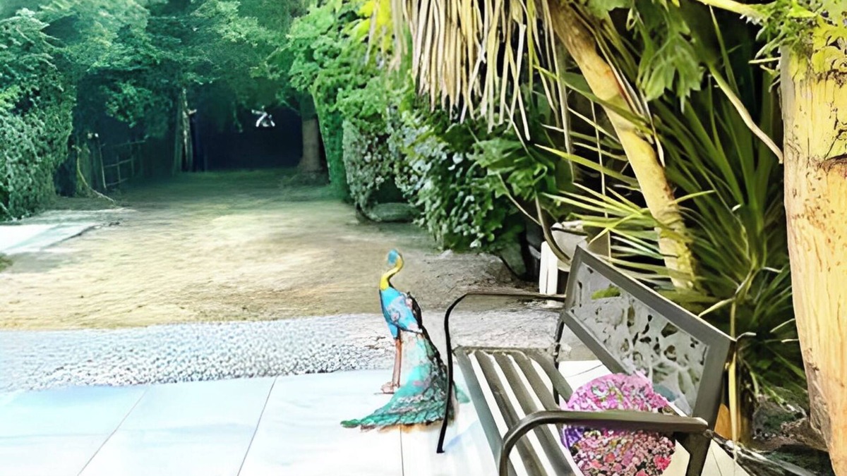Cray Valley West House | Peacock Apartment (3-bedroom Luxury) in Greater London.with an upright Piano!