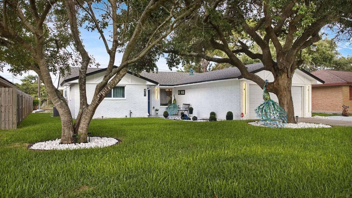 Flour Bluff House | Peacock Bluff: A modern coastal 3BR/2BA retreat in Flour Bluff near the beach