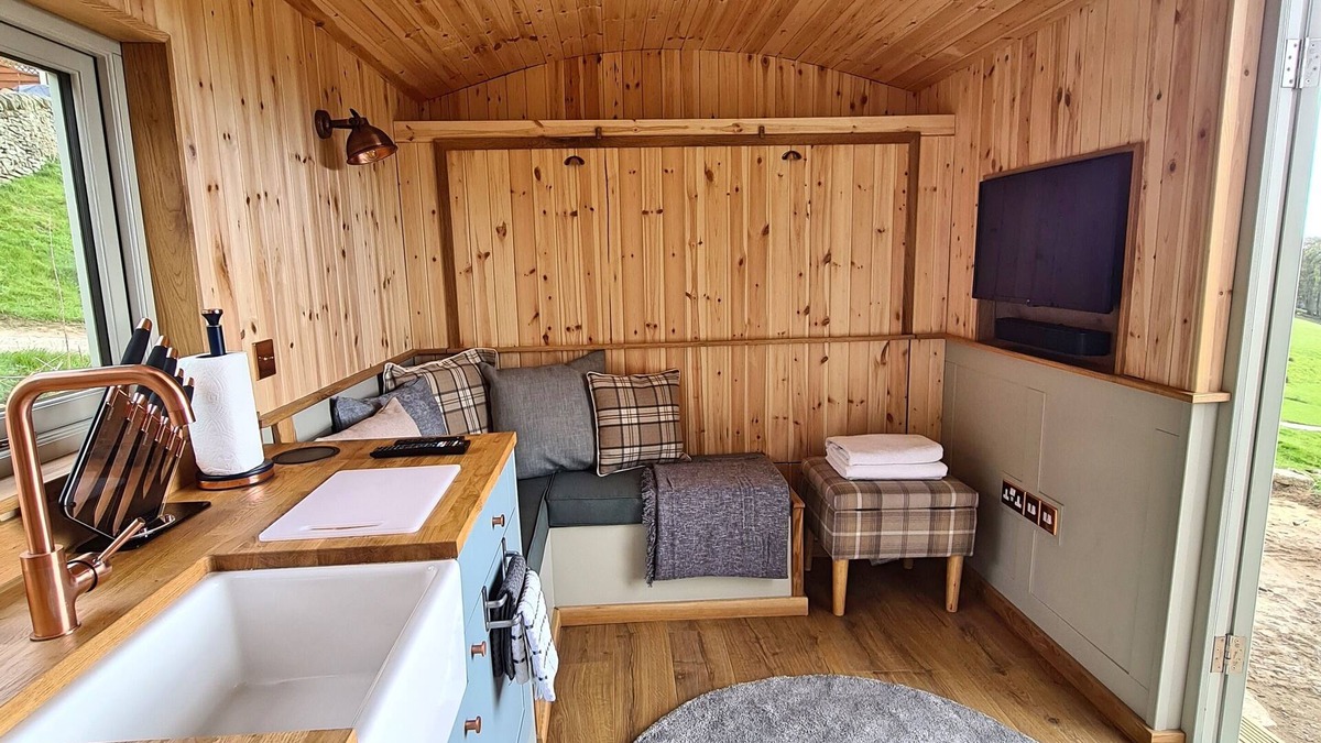 Hope Valley Cabin | Peak District Shepherds Hut with incredible views
