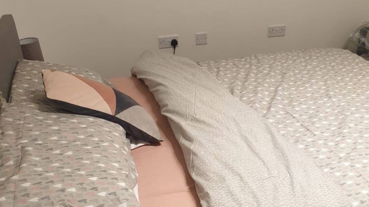 South Hornchurch Apartment | Peak Serene Spacious 2-Bedroom close to Amenities and free parking