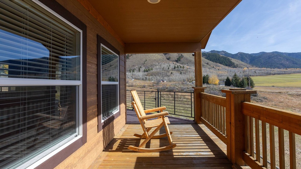 Etna House | Peaks Paradise ⁓ Mtn Views ⁓ Hot tub ⁓ Game room