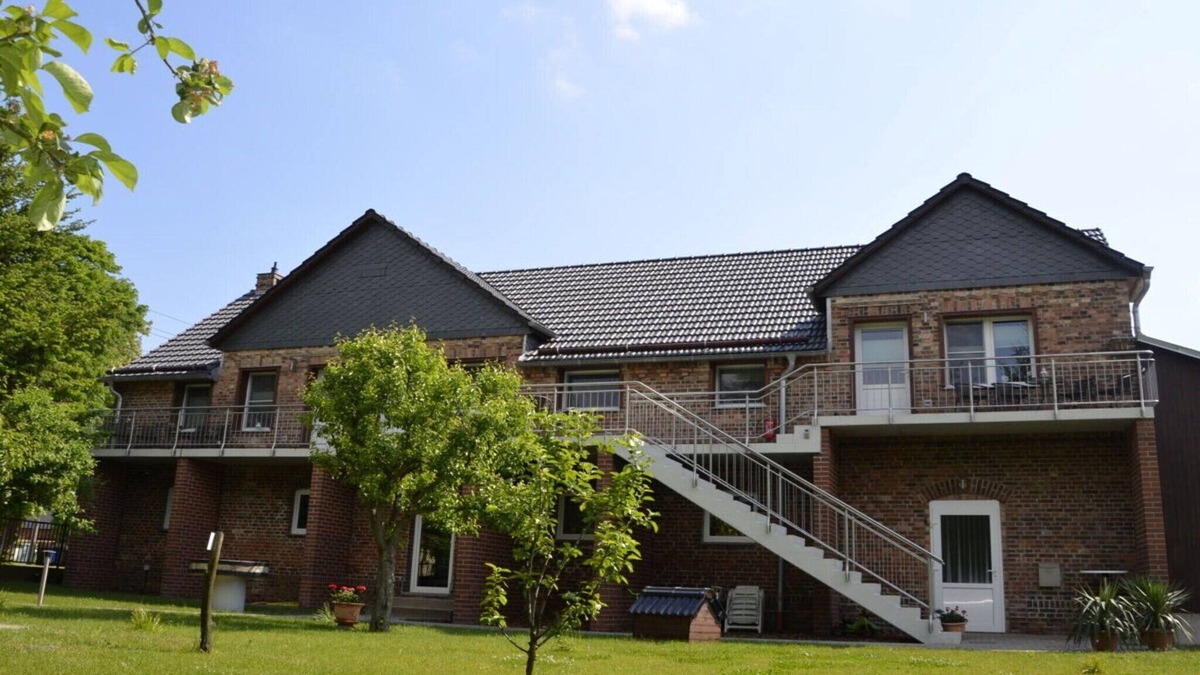 Zutzen Apartment | Pear - On the fruit tree