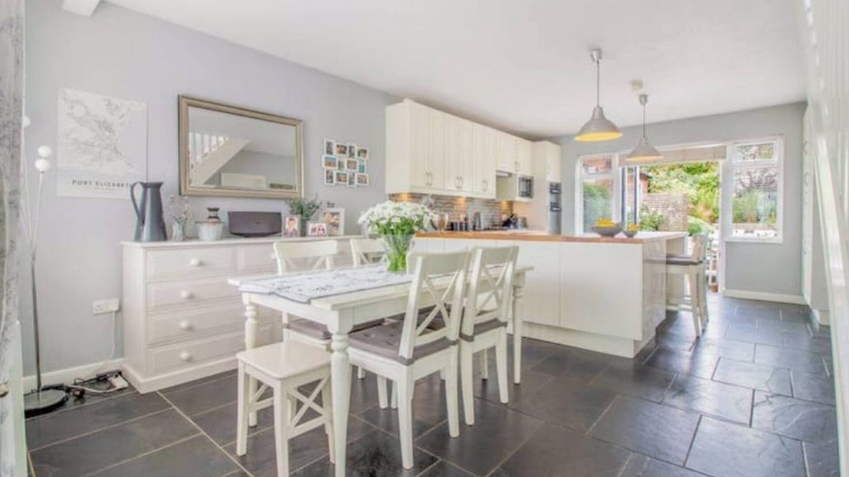 Bramcote House | Pear Tree House - Stylish Home in Nottingham.