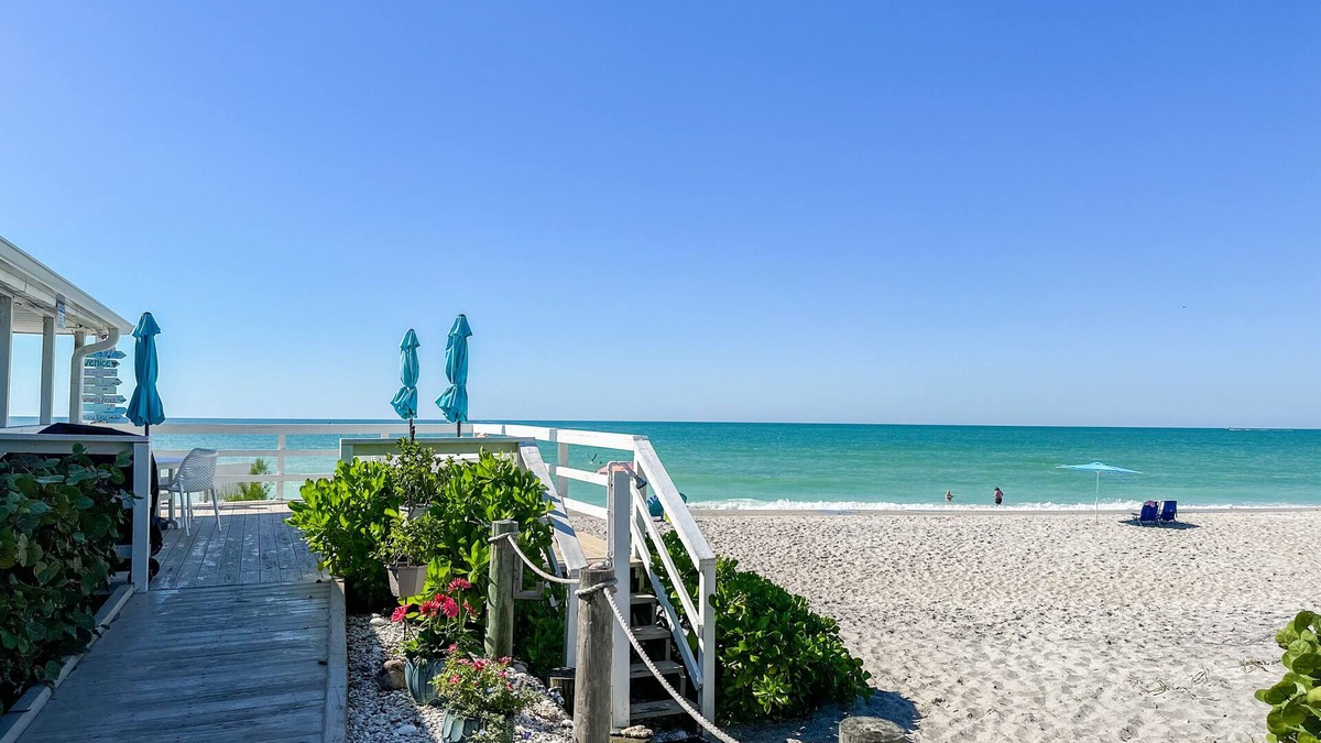 Englewood Hotel | Pearl Beach Inn