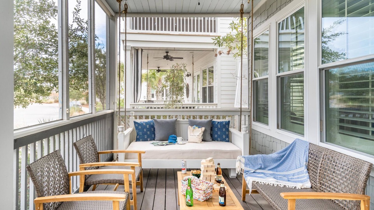 Watercolor House | Pearl by AvantStay | Idyllic Seaside Getaway w/2 Large Decks & Lush Garden