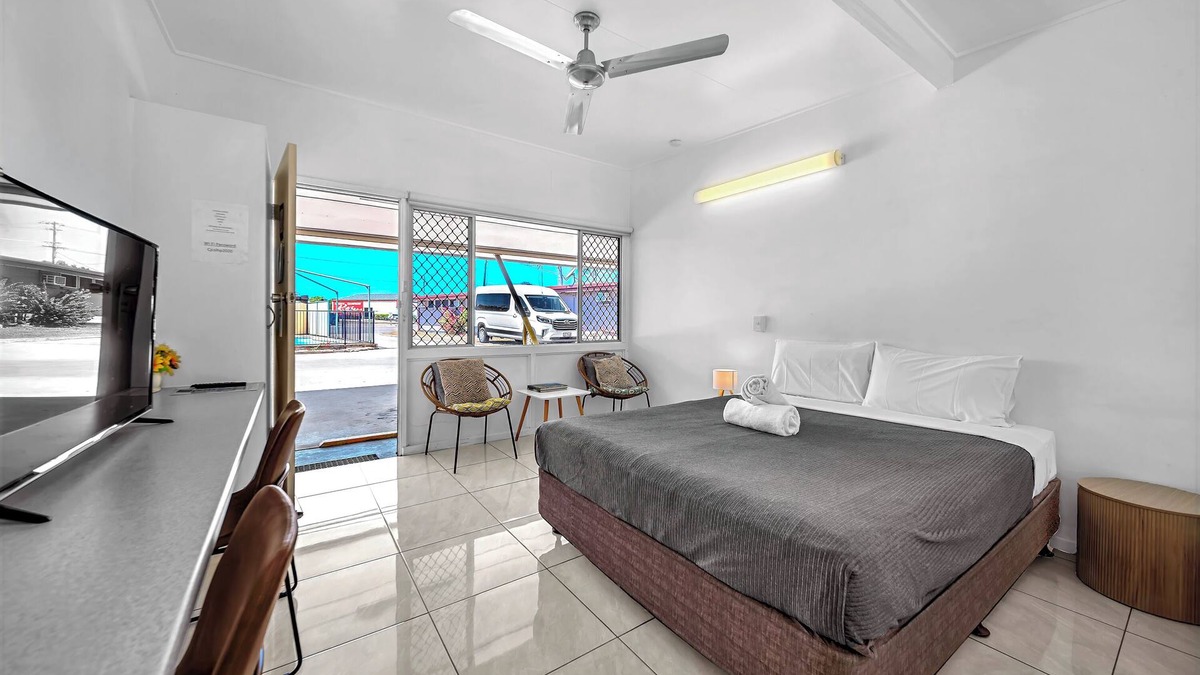 Bowen Hotel | Pearly Shell Motel