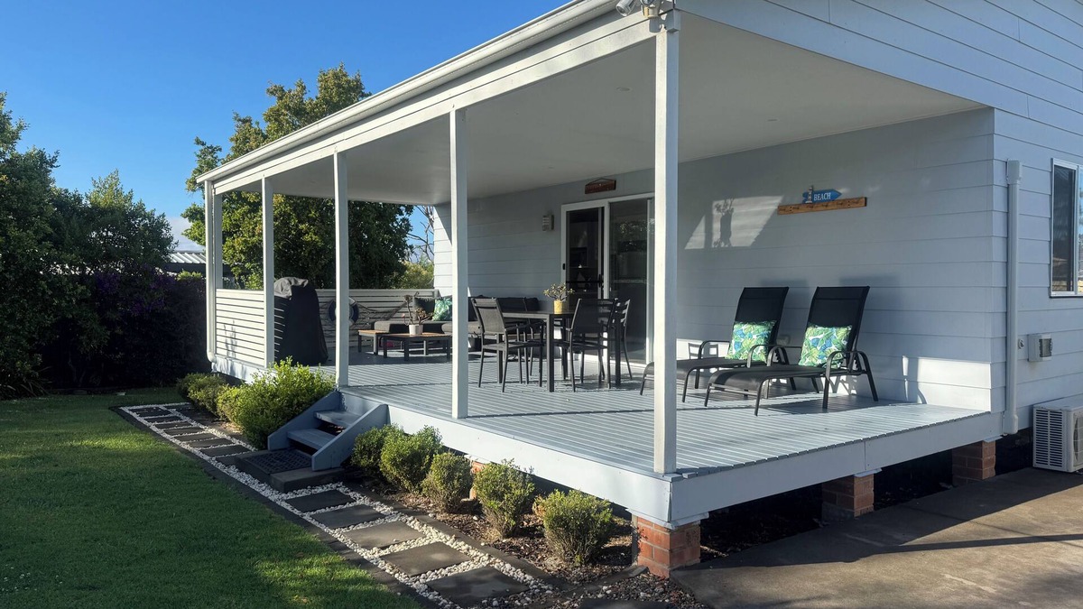 Culburra Beach Cottage | Pearly Shells Beach Cottage- 200m walk to Beach & 500m to shops - pet friendly
