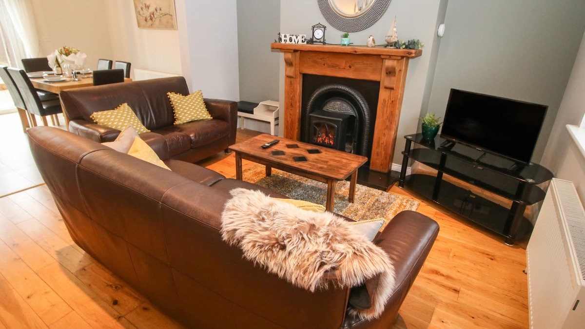 Kenmare House | PEBBLE LODGE, pet friendly, with a garden in Kenmare, County Kerry