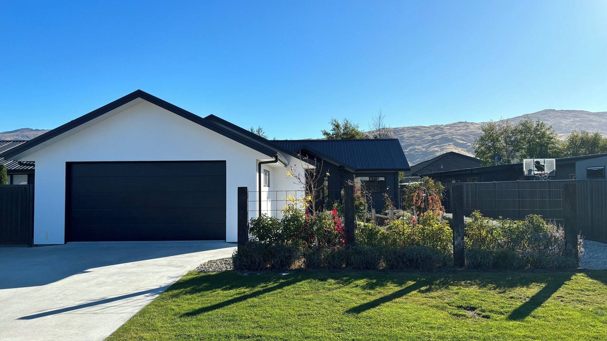 Lowburn House | Pedal and Play - Cromwell Holiday Home