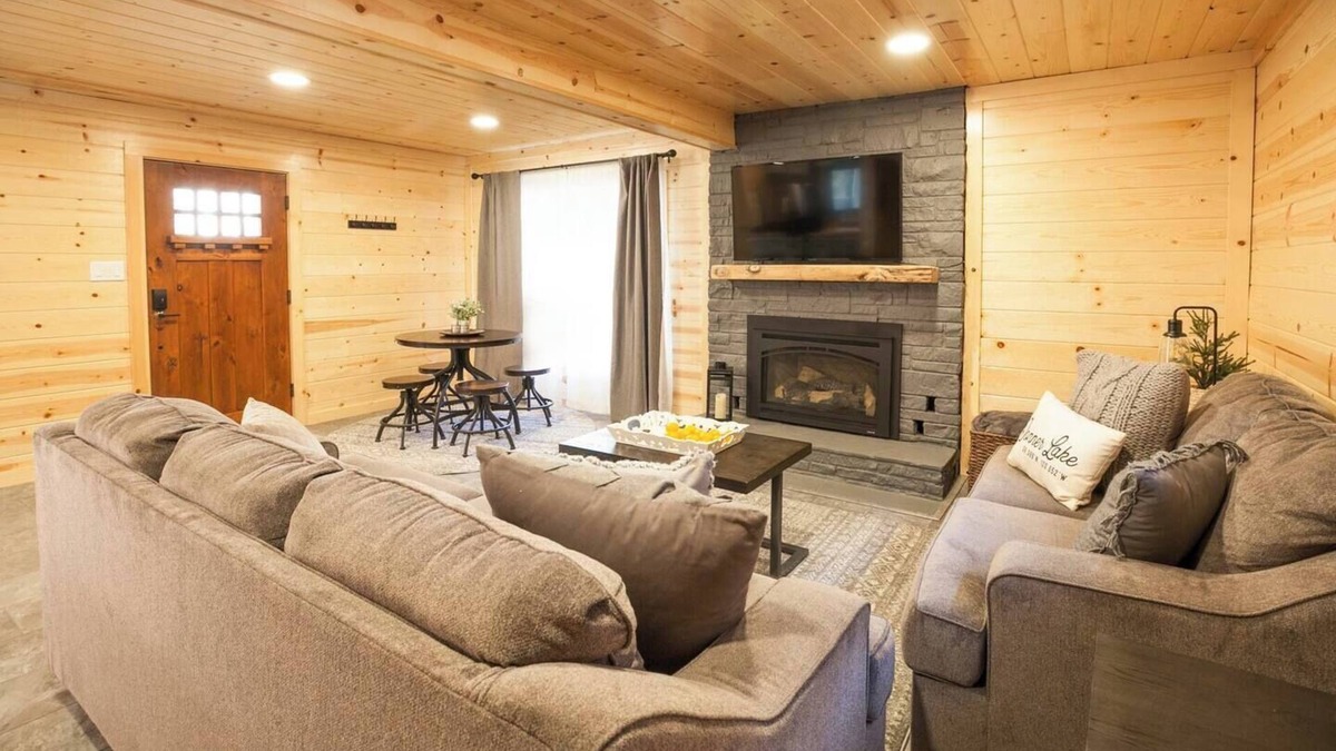 Donner Lake Woods Cabin | Peek of Donner Lake | Ski Lease Available!